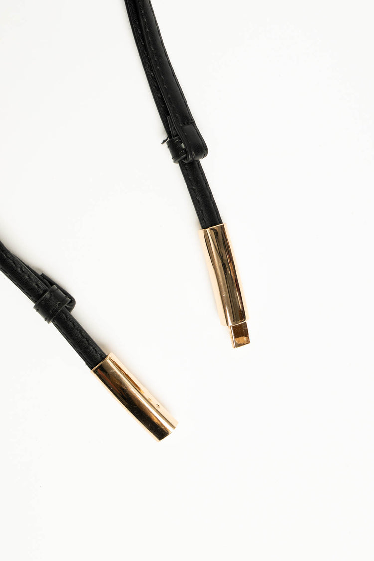 Cintura sottile in similpelle nera con fibbia dorata