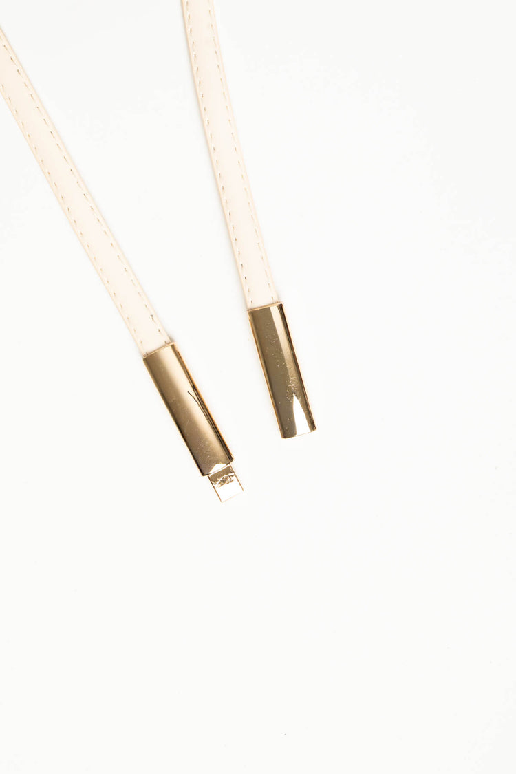 Cintura sottile in similpelle bianca con fibbia dorata
