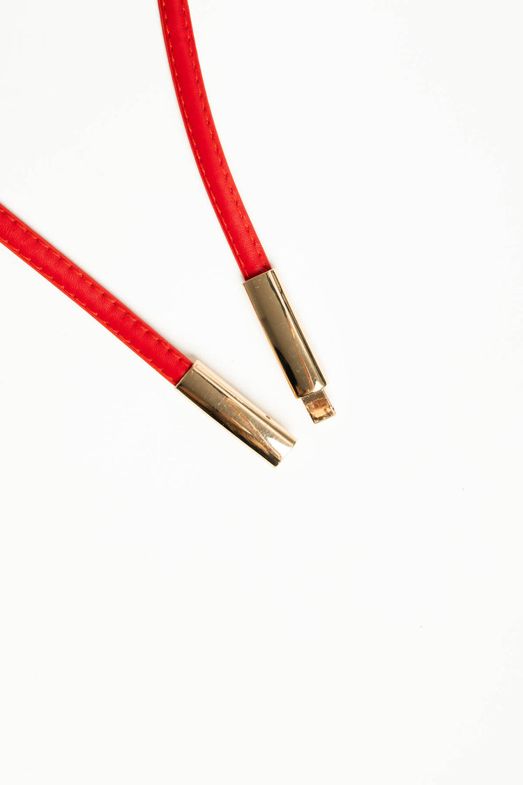 Cintura sottile in similpelle rossa con fibbia dorata