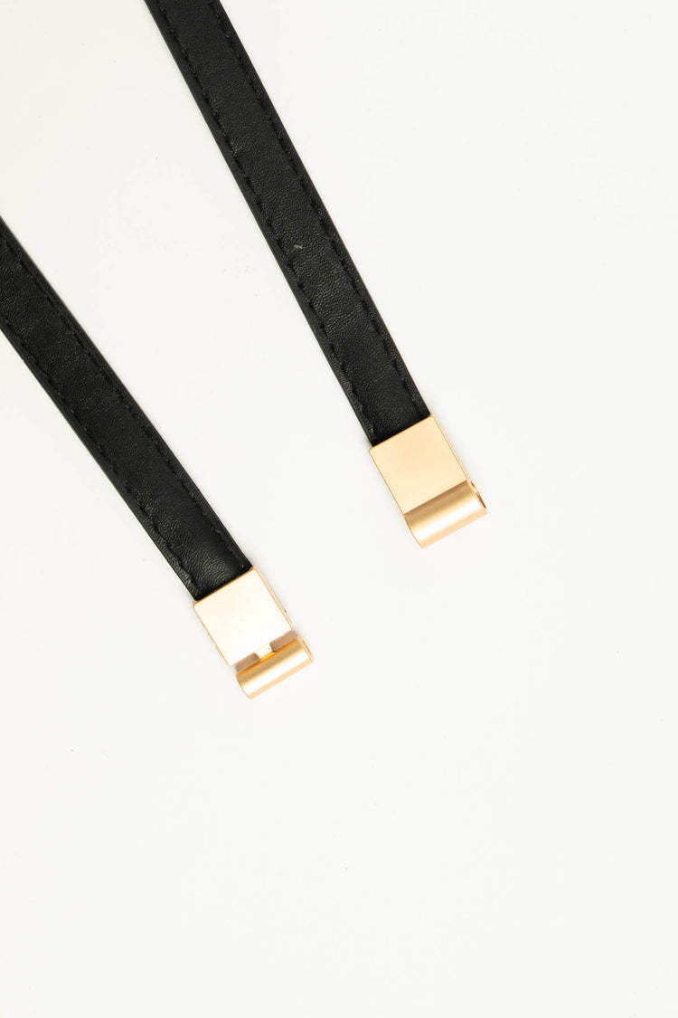 Cintura sottile in similpelle nera con fibbia dorata