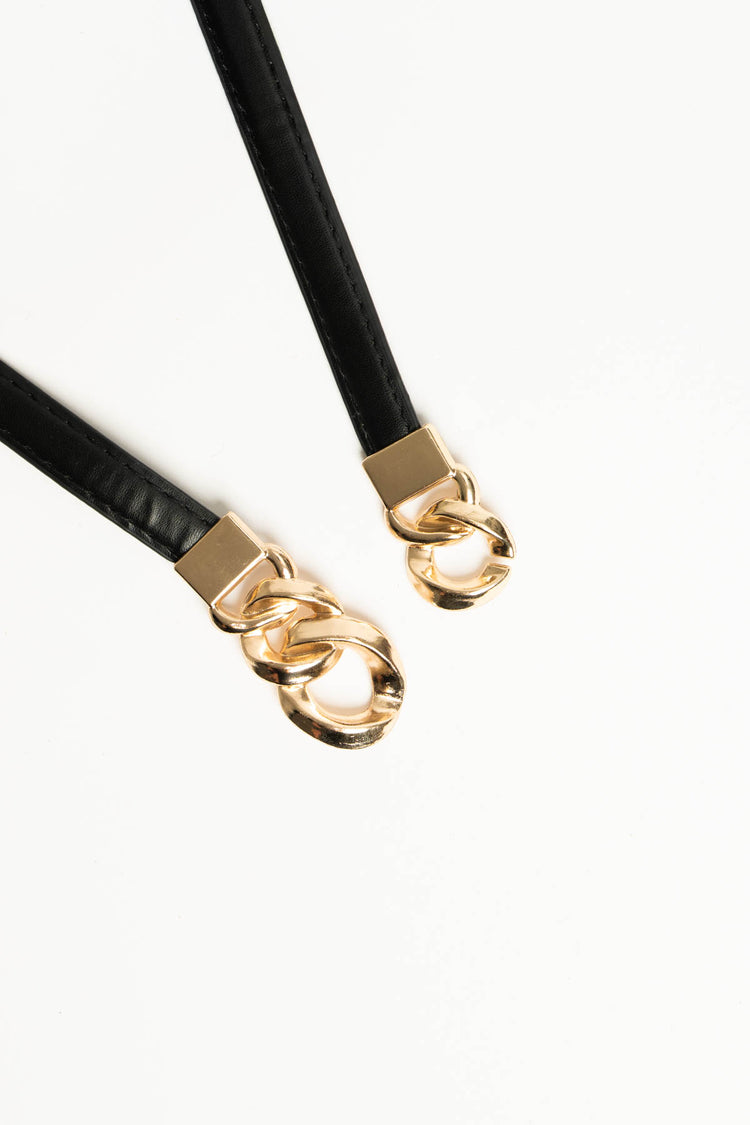 Cintura sottile in similpelle nera con fibbia ad anelli