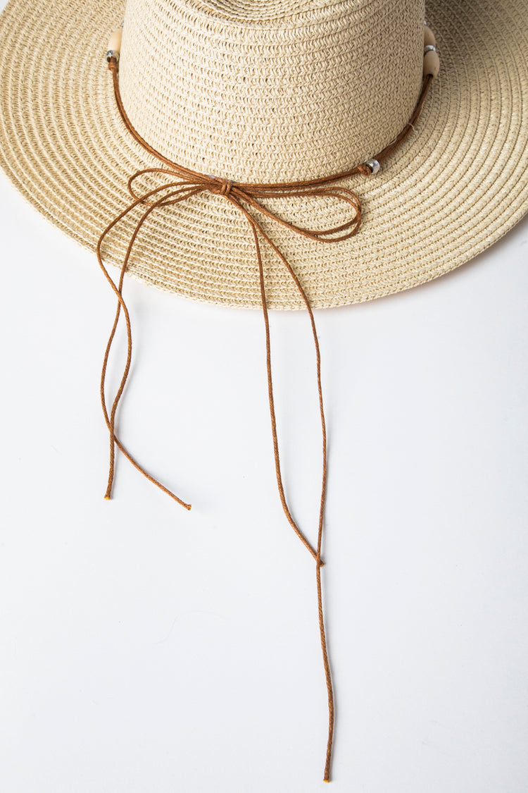 Cappello in paglia con cinturino decorativo