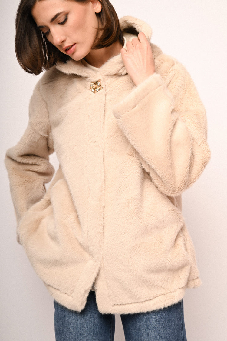 Giacca in faux fur con cappuccio e bottone-gioiello