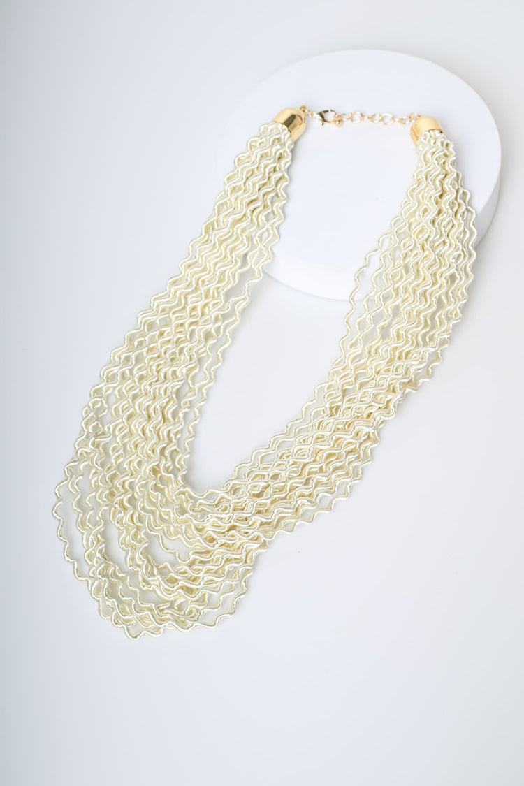 Collana con fili ondulati