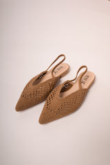 Mules flat a punta in rafia cammello