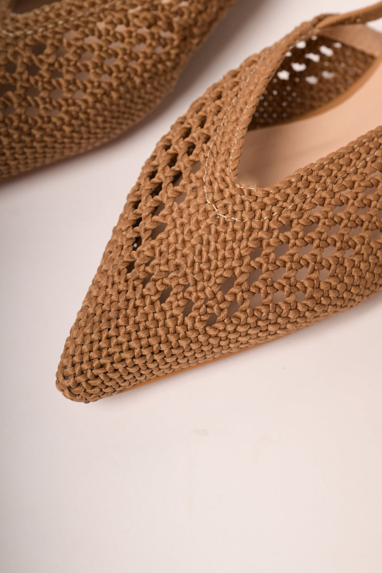 Mules flat a punta in rafia cammello