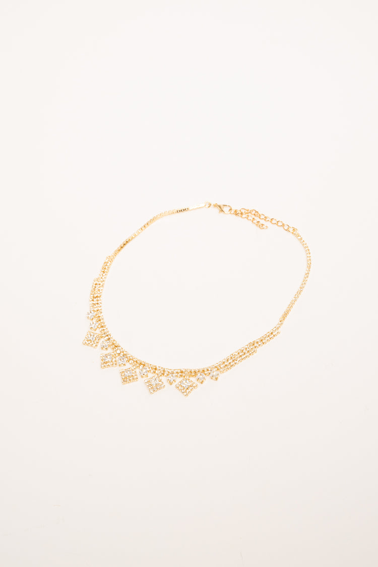 Collana in metallo dorato con pendenti in strass