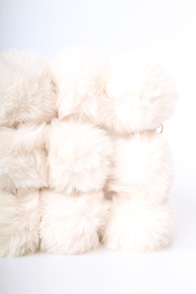 Borsa a pompon in faux fur