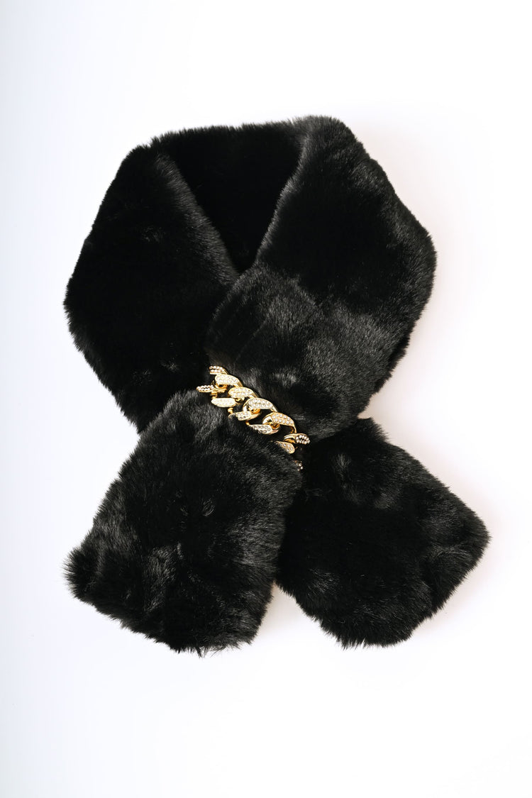 Sciarpa in faux fur con fibbia gioiello