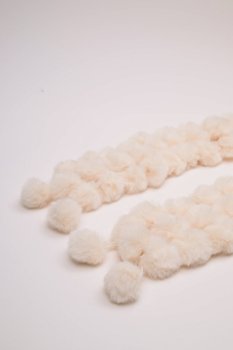 Collo con pompon in faux fur