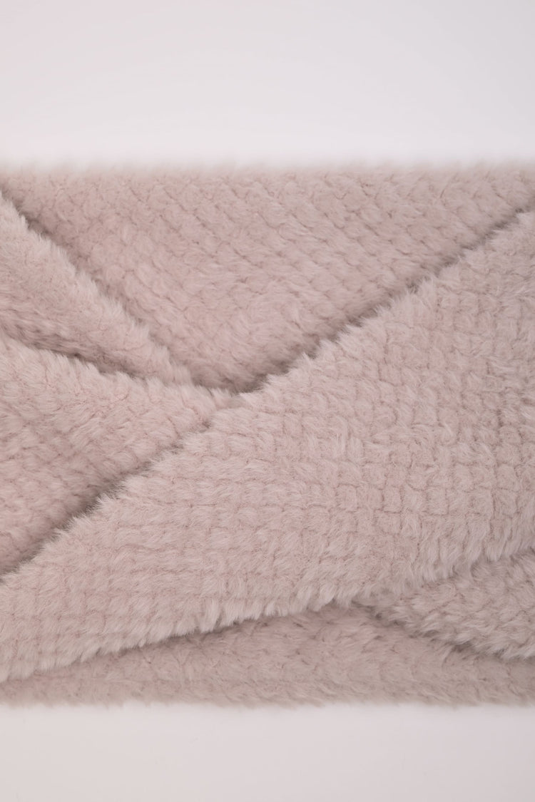 Collo con design attorcigliato