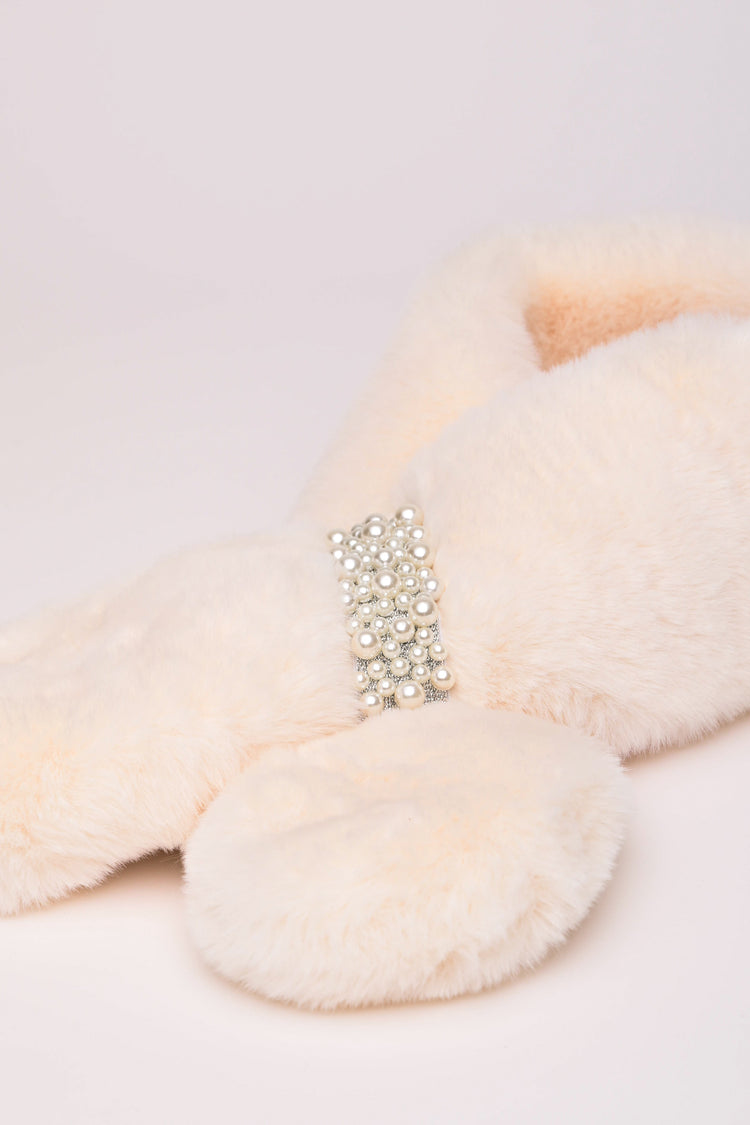 Sciarpa in faux fur con anello-gioiello