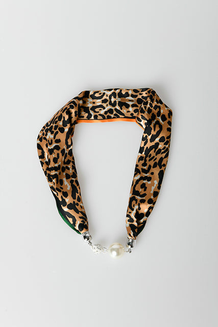 Foulard a stampa animalier e floreale