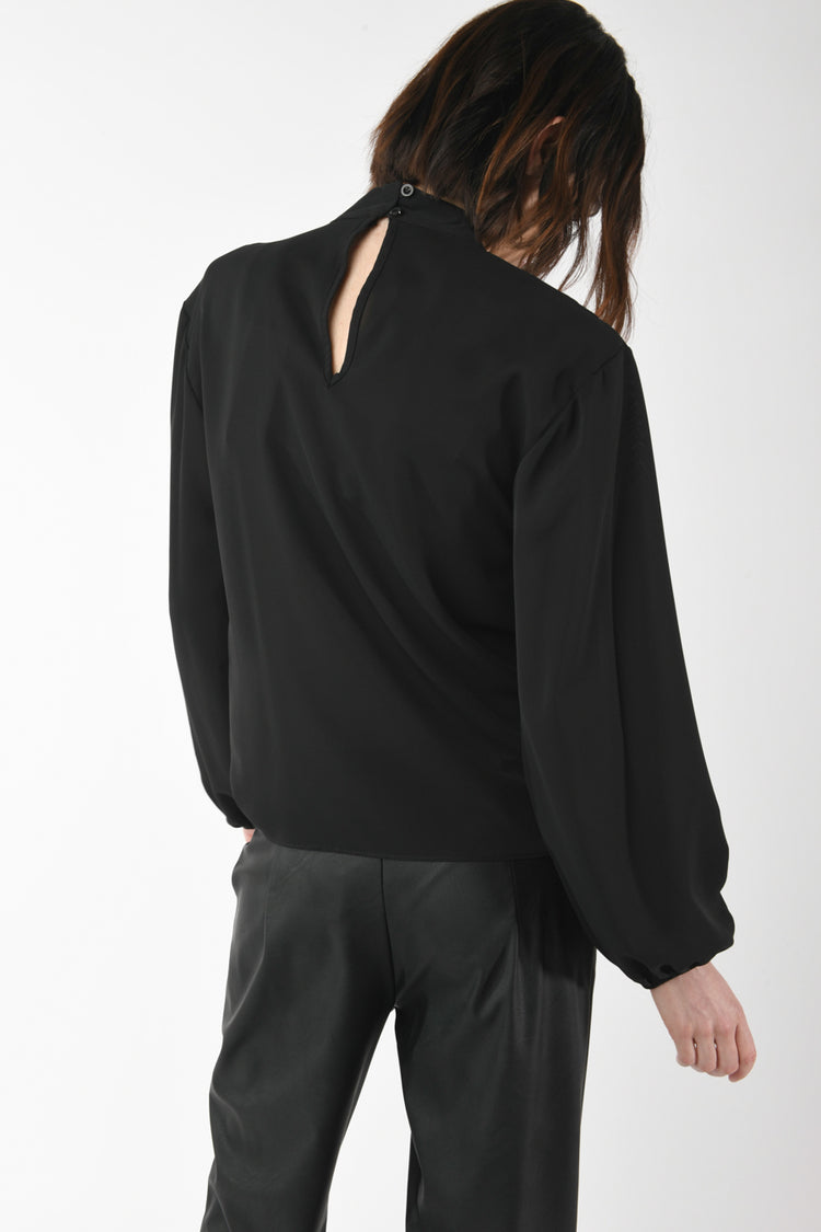 Blusa con cut-out a goccia