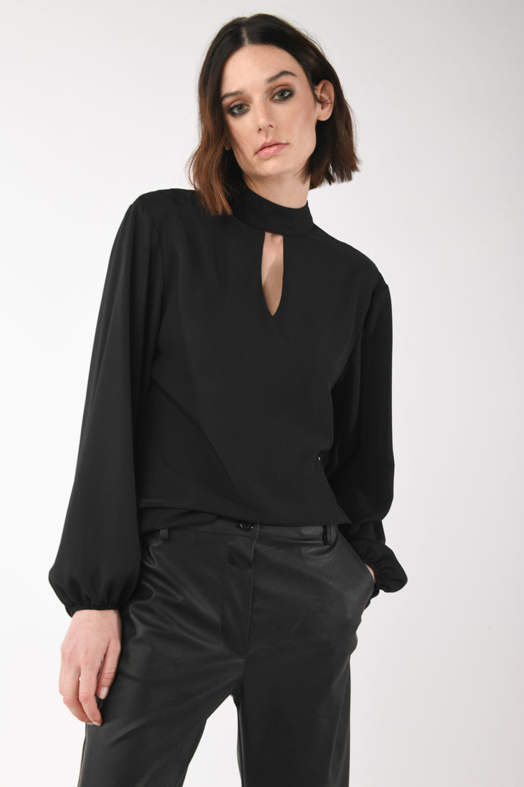 Blusa con cut-out a goccia