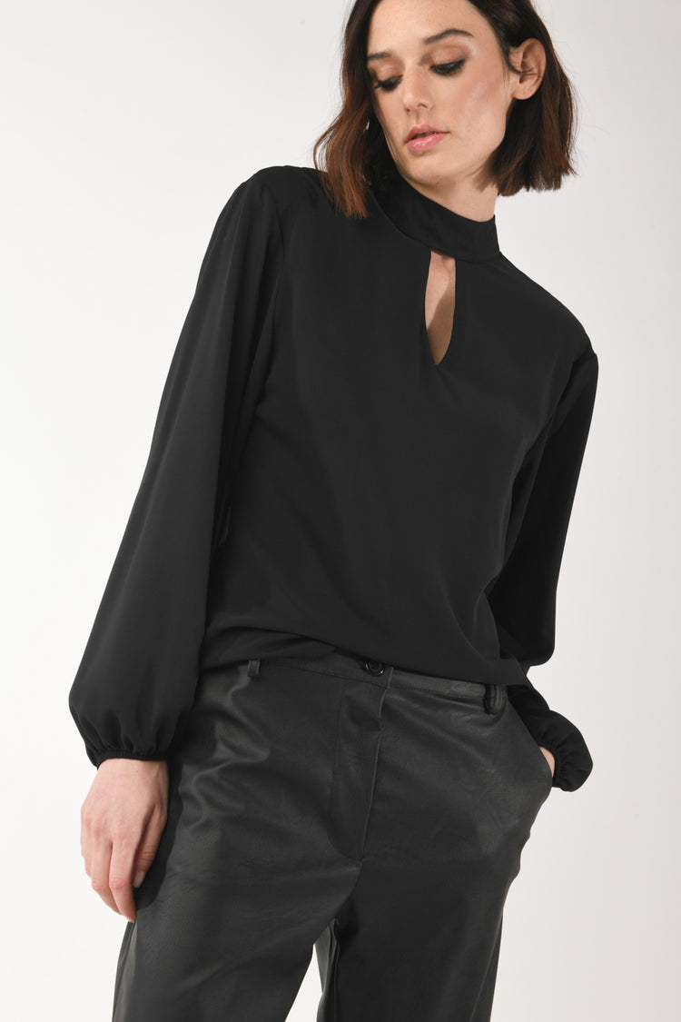 Blusa con cut-out a goccia