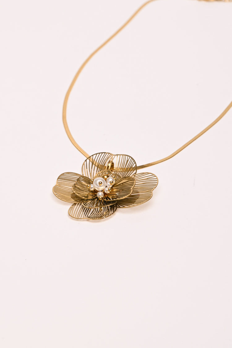 Collana con pendente a fiore 3D con perle oro