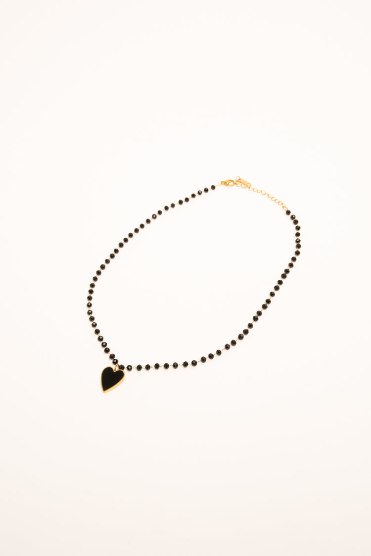 Collana con perline e pendente a cuore nero
