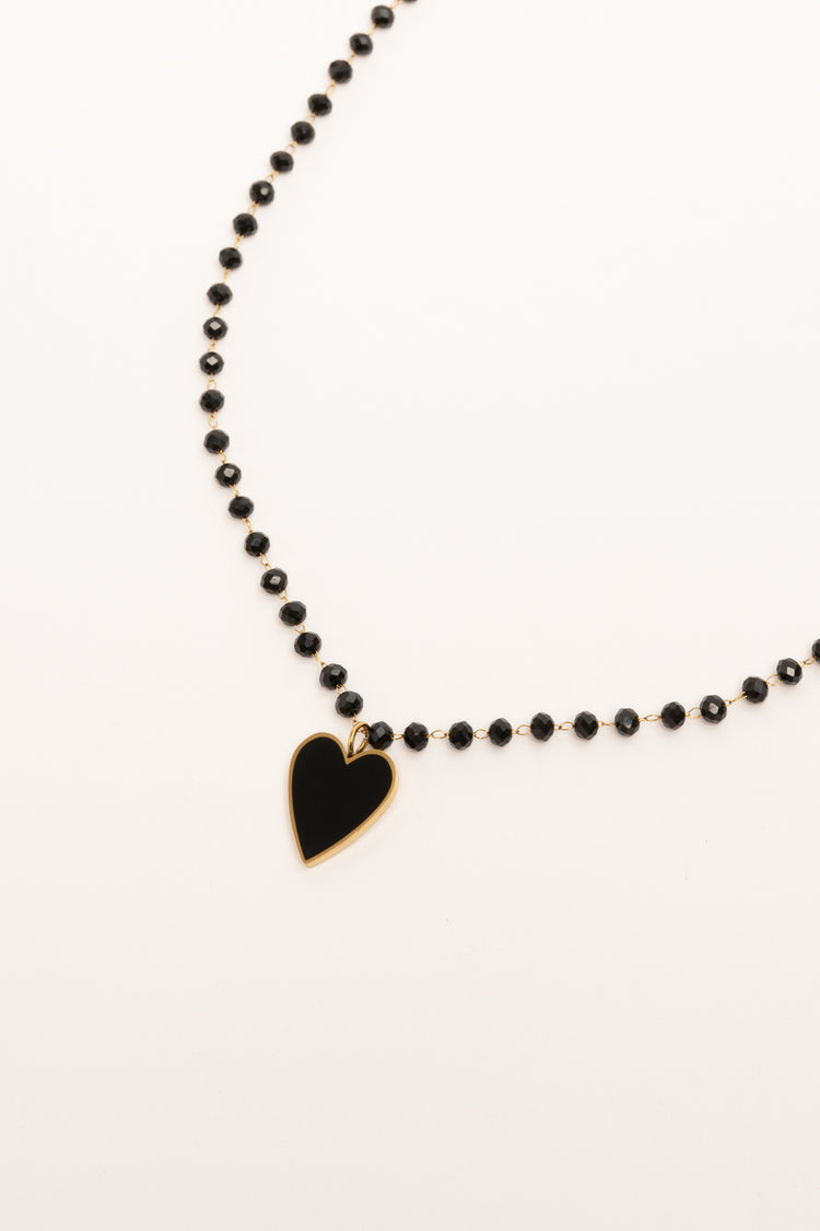 Collana con perline e pendente a cuore nero