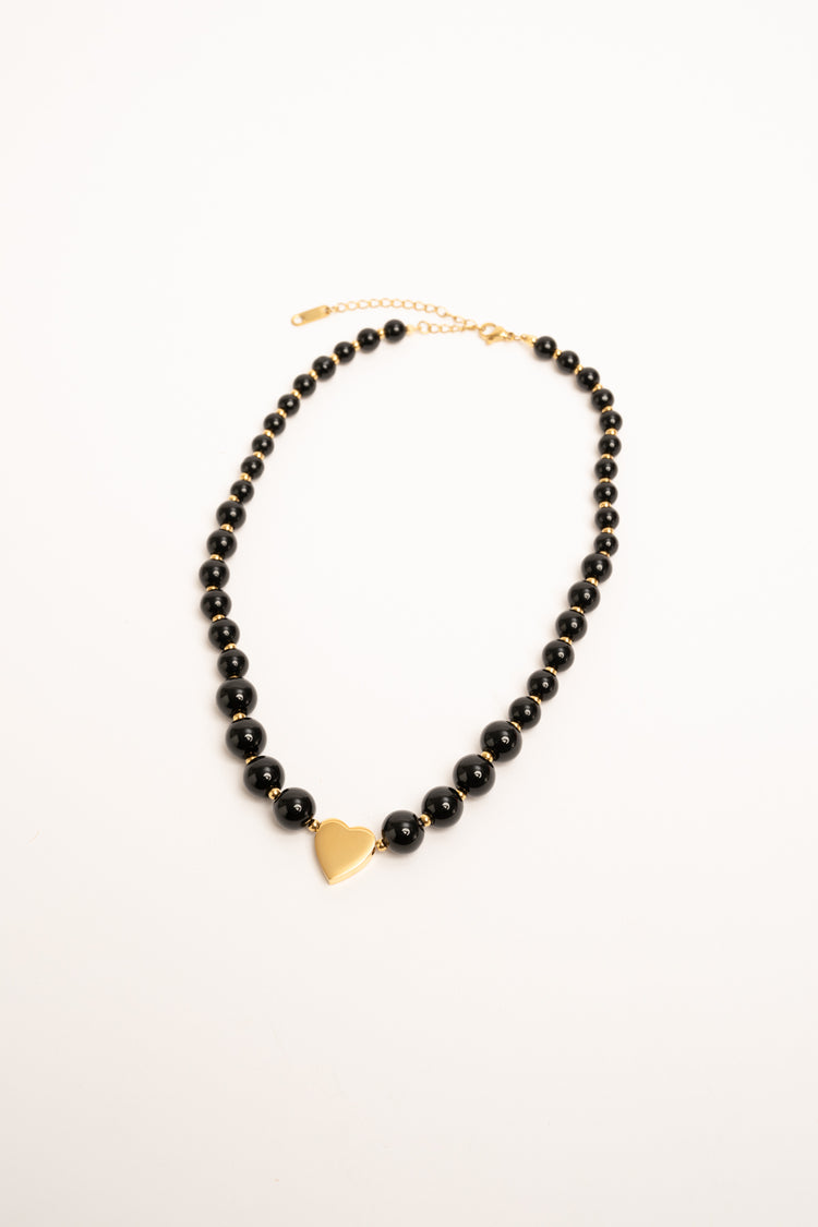 Collana con perle nere e pendente a cuore