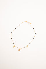 Collana con perline e pendenti a foglia oro