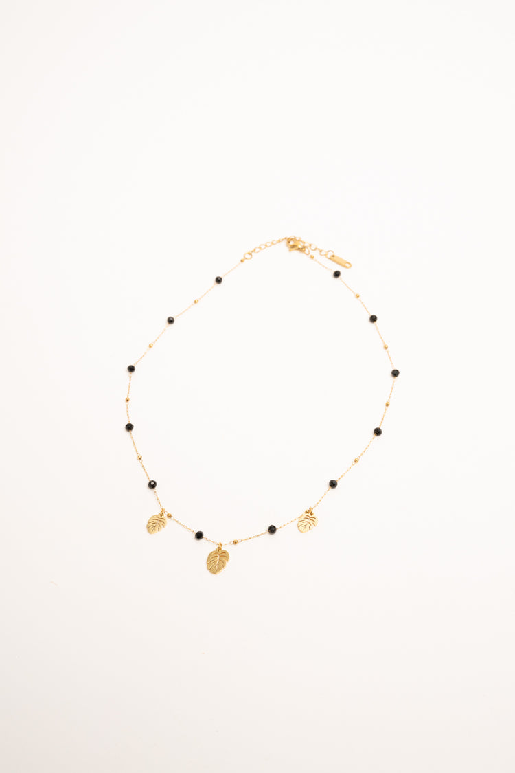 Collana con perline e pendenti a foglia oro