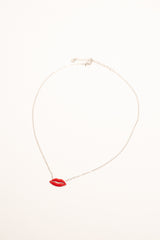 Collana con pendente a bocca rossa