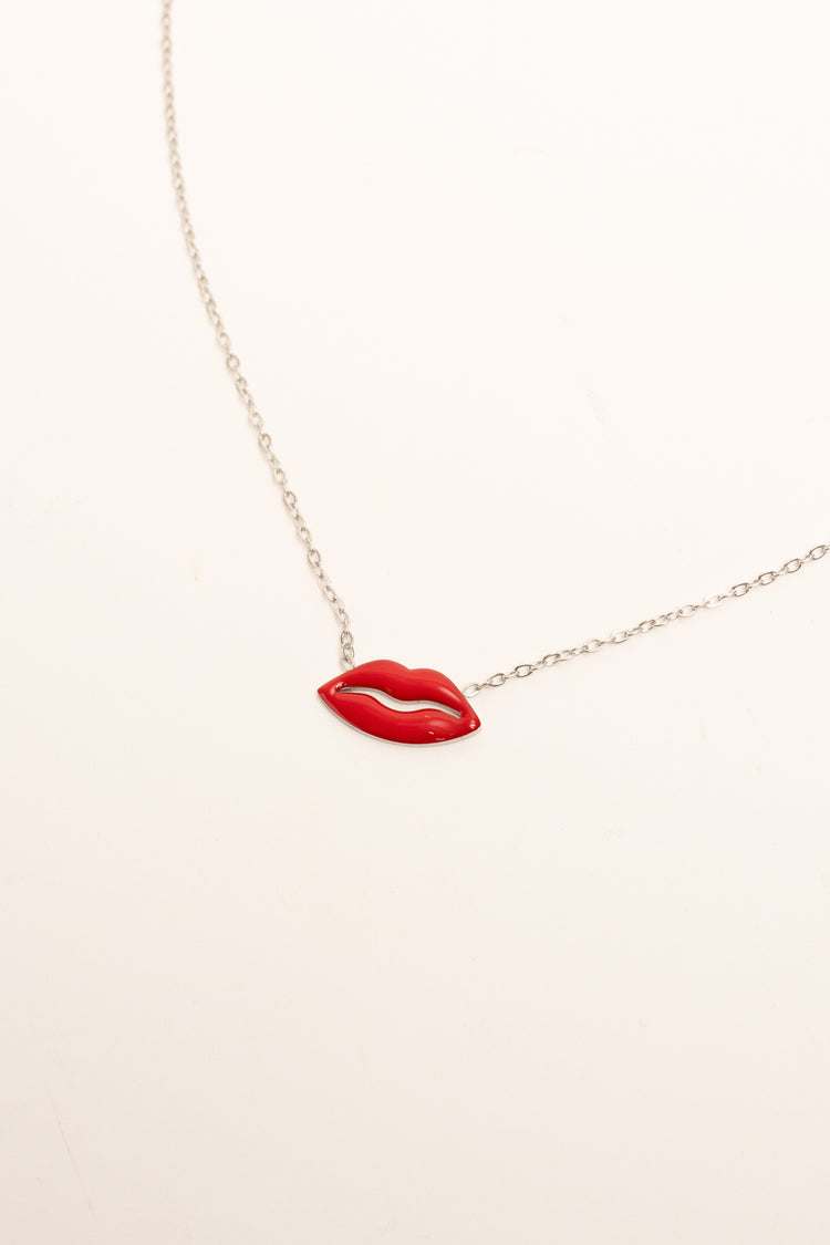 Collana con pendente a bocca rossa