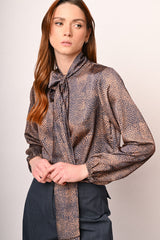 Blusa a stampa micro animalier con fiocco