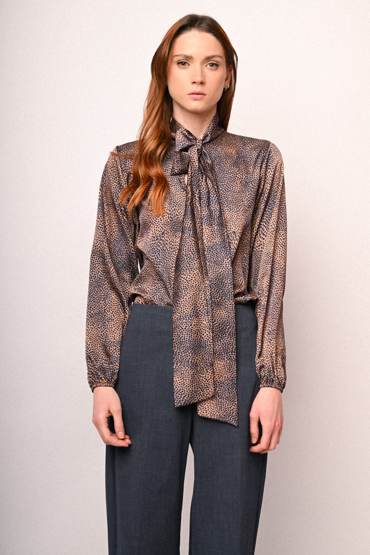 Blusa a stampa micro animalier con fiocco