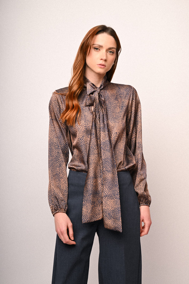 Blusa a stampa micro animalier con fiocco