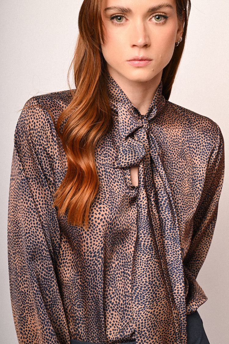 Blusa a stampa micro animalier con fiocco
