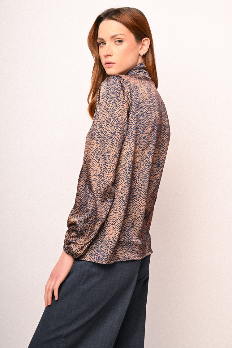 Blusa a stampa micro animalier con fiocco