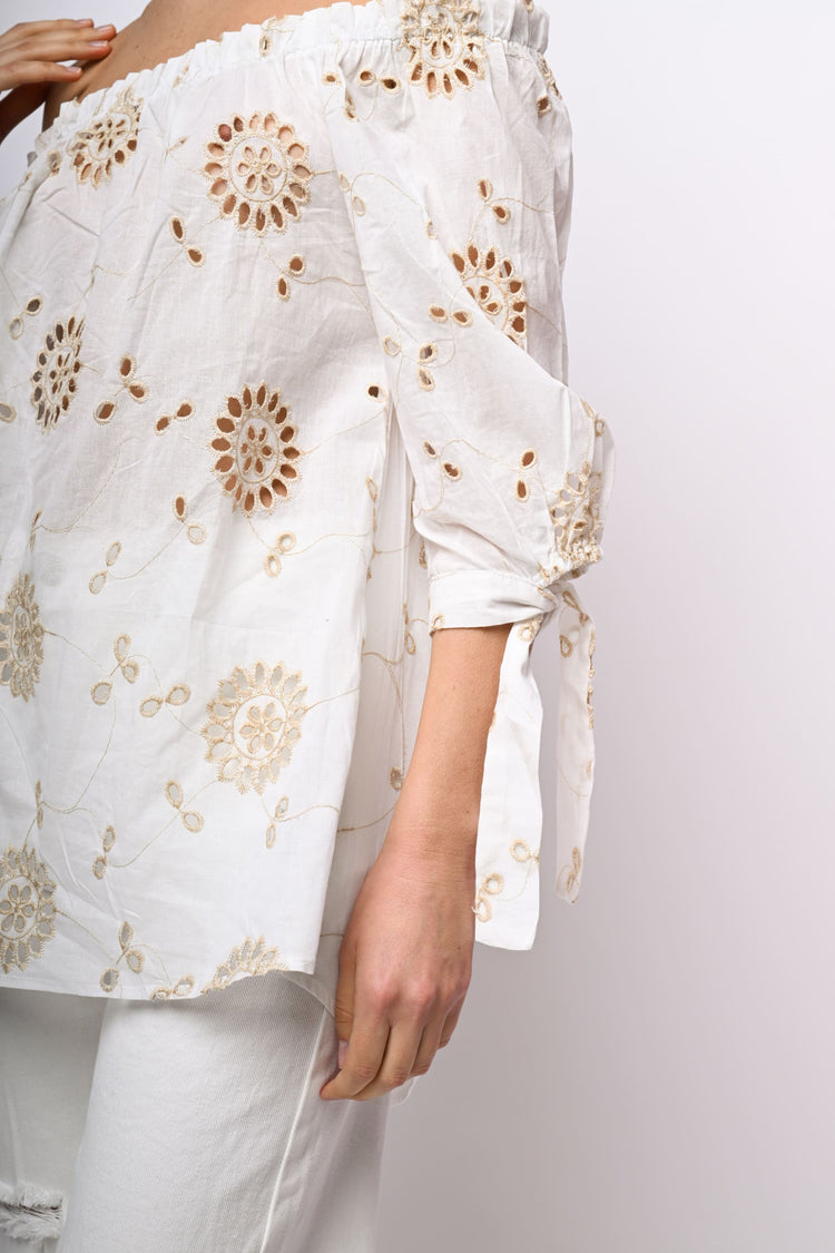 Blusa in pizzo Sangallo con spalle scoperte