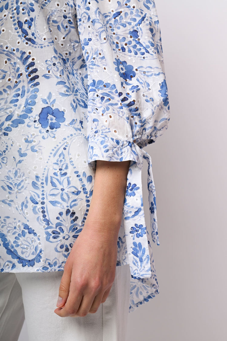 Blusa in pizzo Sangallo con spalle scoperte