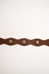 Cintura ondulata marrone con decorazione borchie