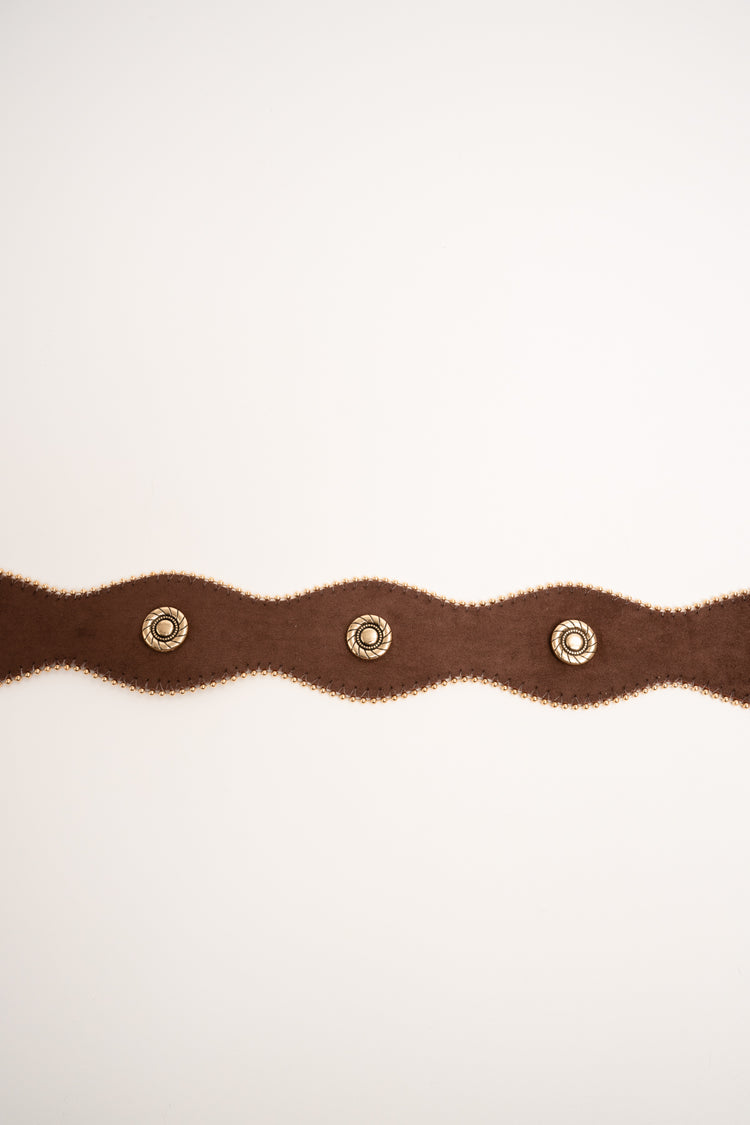 Cintura ondulata marrone con decorazione borchie