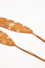 Cintura da annodare in faux suede cognac con decorazione a fiori