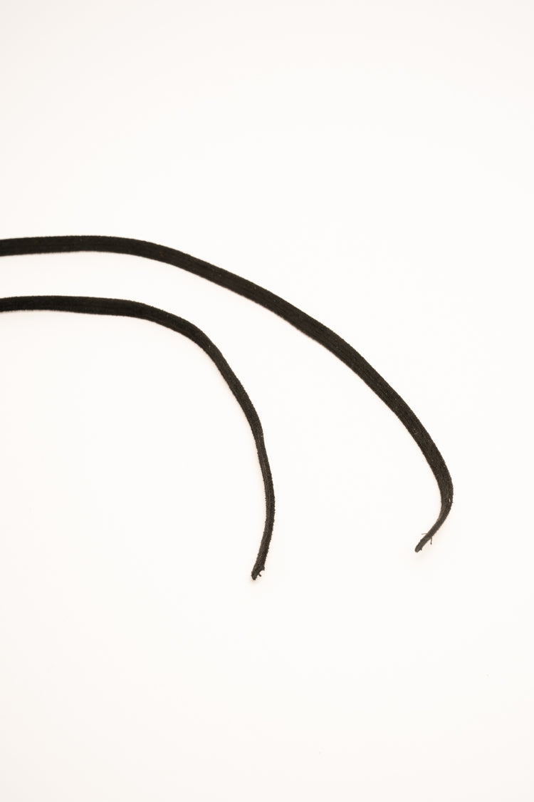 Cintura a fascia nera con borchie decorative