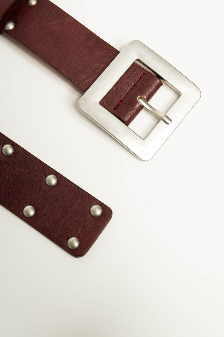 Cintura bordeaux con borchie argentate