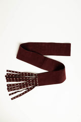 Cintura a fascia bordeaux con frange e mini borchie