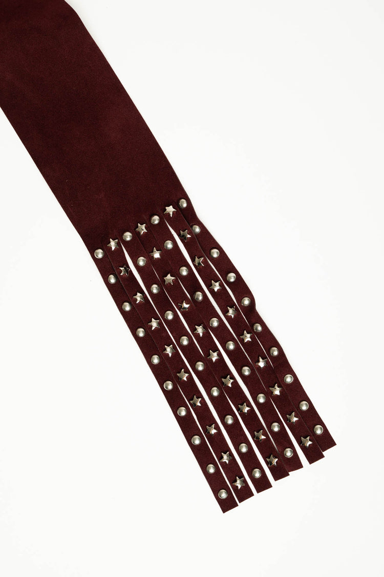 Cintura a fascia bordeaux con frange e mini borchie