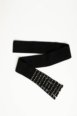 Cintura a fascia nera con frange e mini borchie