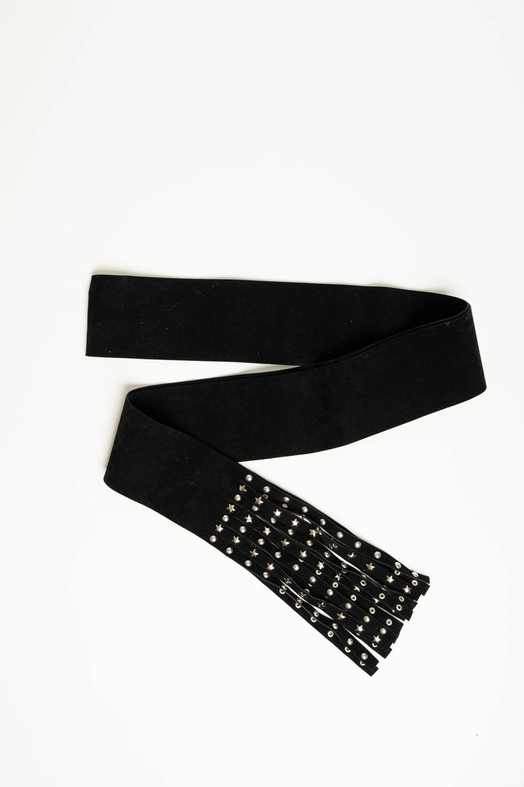 Cintura a fascia nera con frange e mini borchie