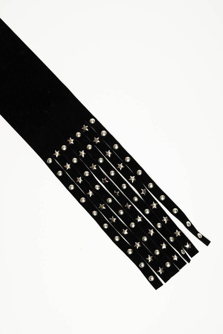 Cintura a fascia nera con frange e mini borchie