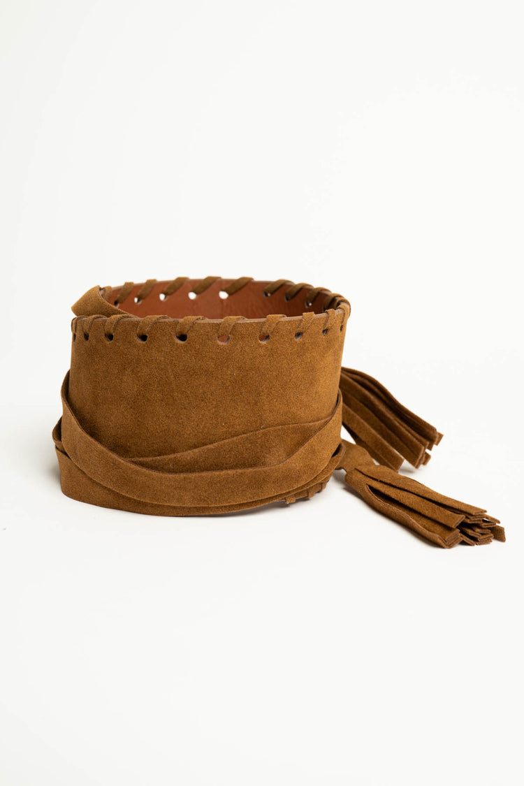 Cintura a fascia in faux suede cognac con nappe sfrangiate