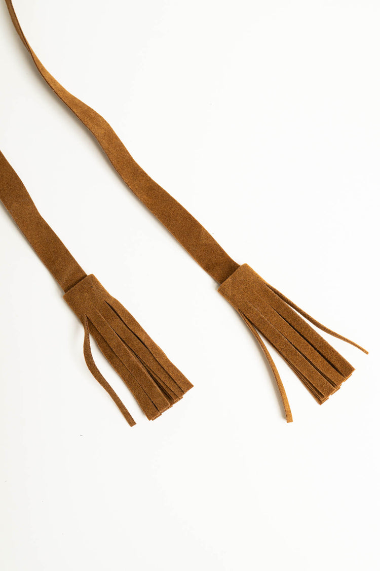 Cintura a fascia in faux suede cognac con nappe sfrangiate