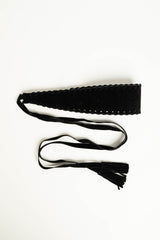 Cintura a fascia in faux suede nera con nappe sfrangiate