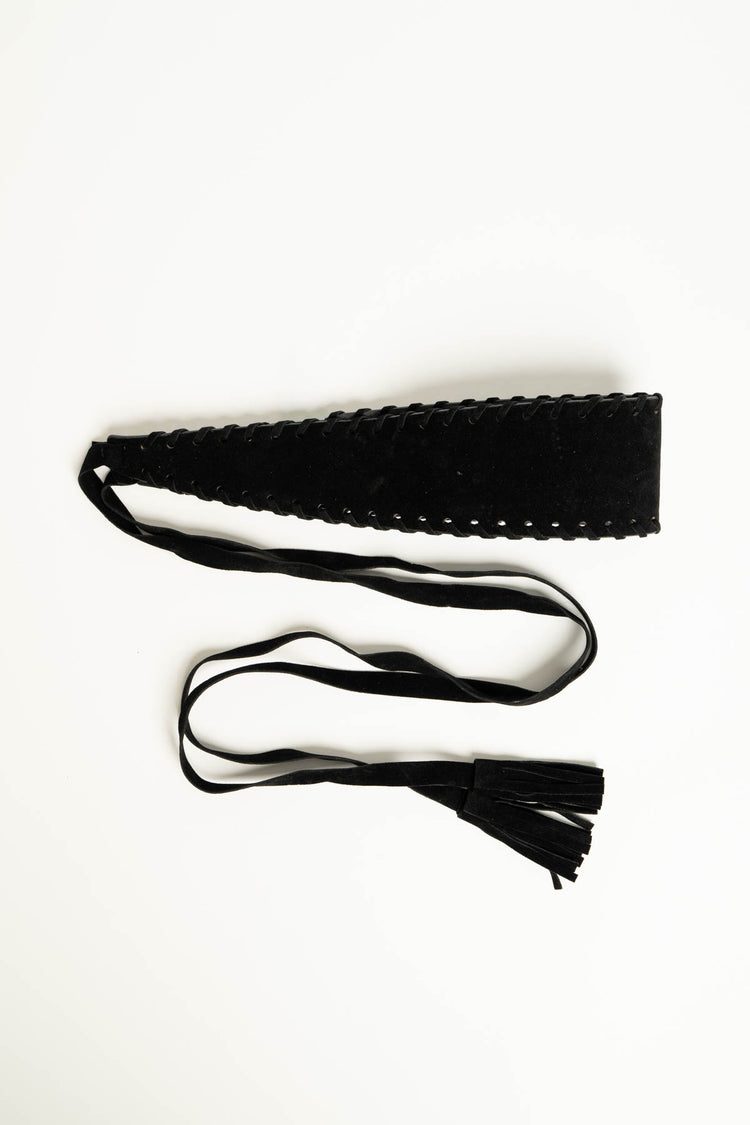 Cintura a fascia in faux suede nera con nappe sfrangiate