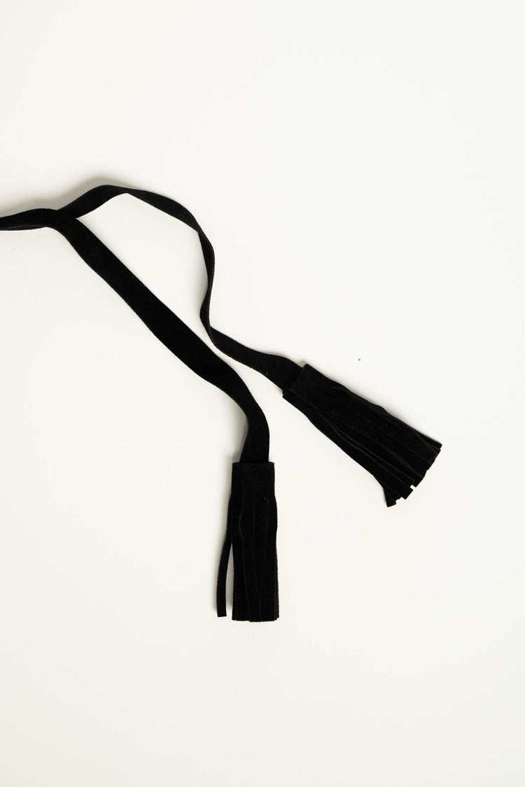 Cintura a fascia in faux suede nera con nappe sfrangiate